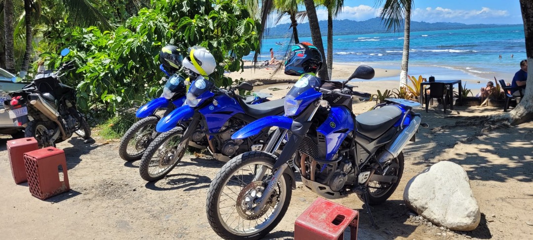 Geparkt motorrädern in Costa Rica mit blaue himmel und strände