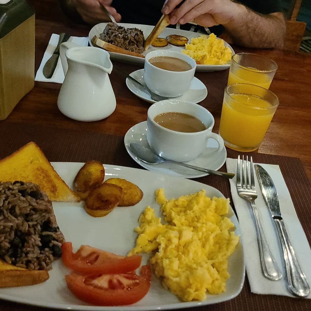 Frühstück in Costa Rica während Motorradreisen