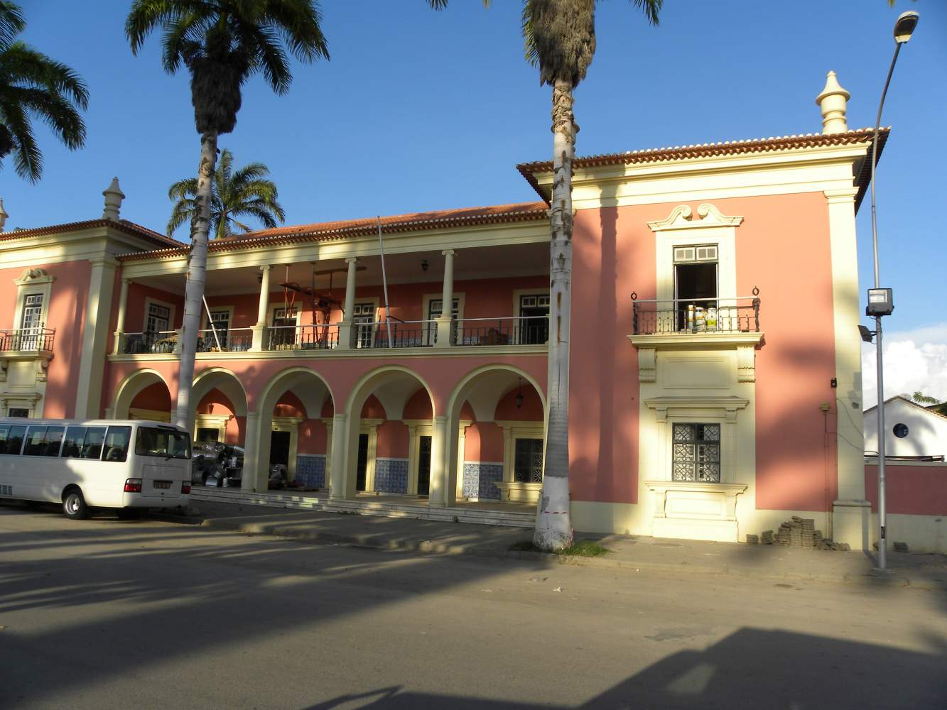 Renoviertes Gebäude in Benguela auf der Entdeckersafari durch Angola Wiederaufbau der Stadt