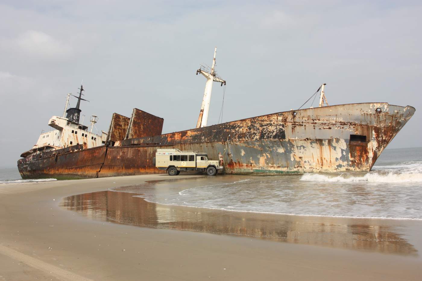 Altes Schiffswrack am Strand Luanda auf Entdeckersafari Reise durch Angola Afrika