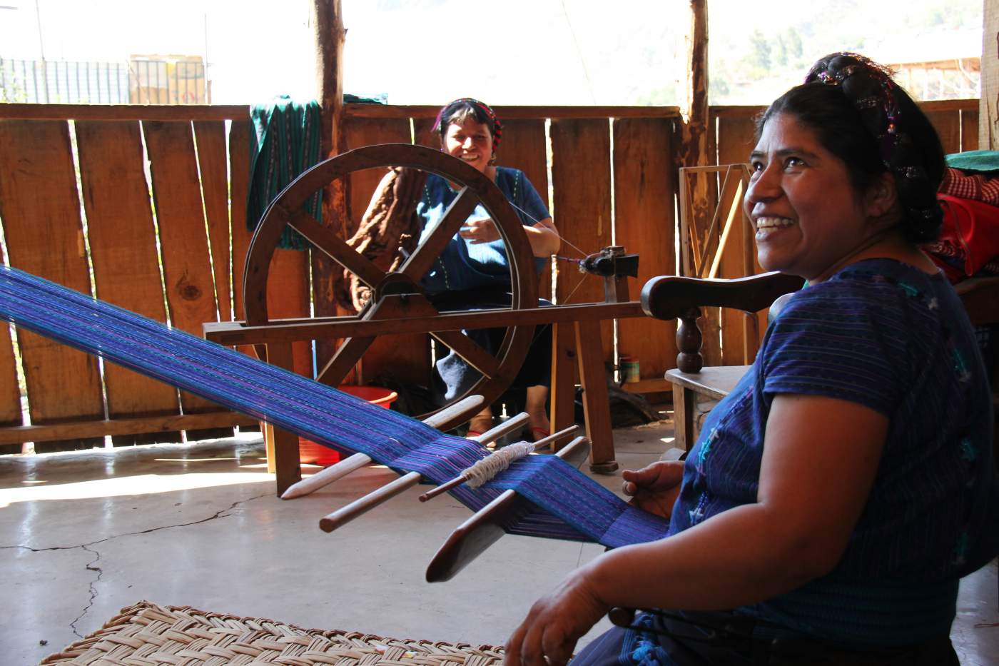 Guatemaltekin beim Weben Einheimische in Guatemala beim Weben